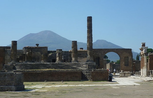 800px-Ruins_of_Pompeii_showing_Mount_Vesuvius